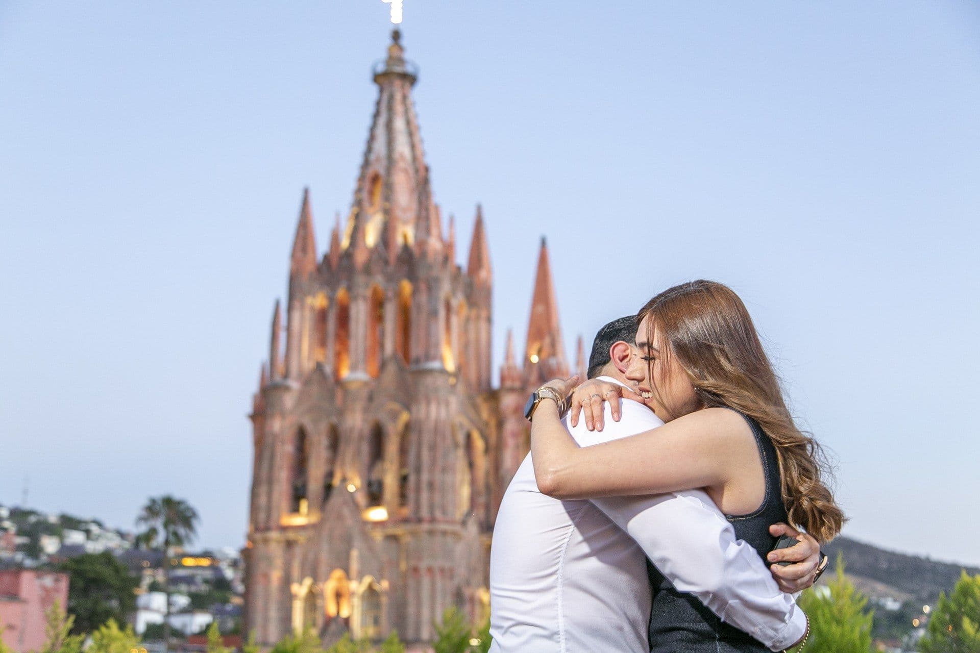 Marriage proposal with a view of the Parroquia
